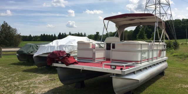 1995 20′ Harris Pontoon 40hp Evinrude