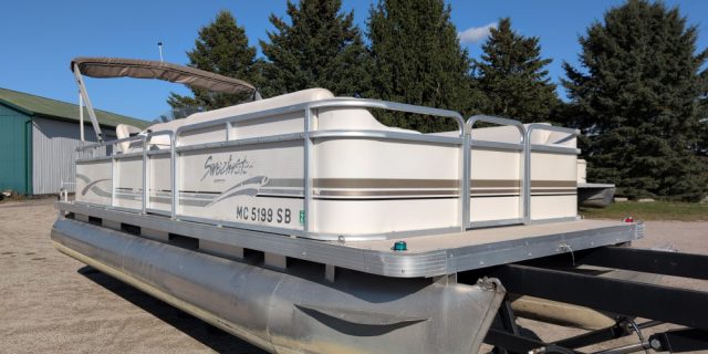 2000 22′ Sweetwater Pontoon 50hp Honda