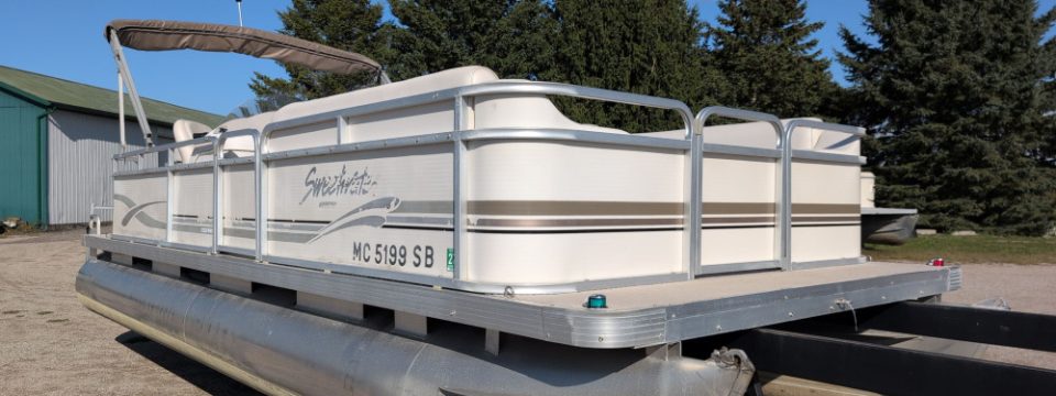 2000 22′ Sweetwater Pontoon 50hp Honda